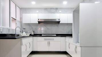 Een koelkast, een kookplaat, een koffiezetapparaat/waterkoker