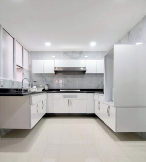 Fridge, stovetop, coffee/tea maker, cookware/dishes/utensils - Extraordinary apartment in Polanco 5bed/3bath (Ciudad de México)