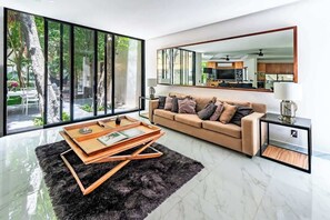 TV, books - Stunning modern villa with pool & beach access (Playa del Carmen)