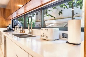 Fridge, microwave, oven, stovetop - Stunning modern villa with pool & beach access (Playa del Carmen)