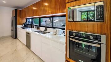 Køleskab, mikrobølgeovn, ovn, kogeplade