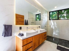 Shower, hair dryer, towels - Magnificent Villa one block from Playacar beach (Playa del Carmen)