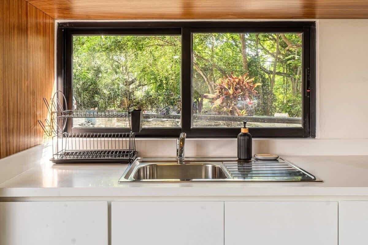 Jääkaappi, mikroaaltouuni, uuni, liesi