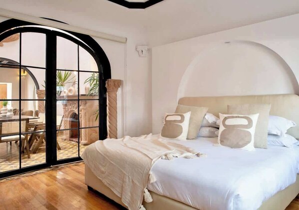 7 slaapkamers, een strijkplank/strijkijzer, reisbedje, wifi