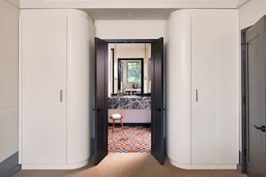 Deluxe-Suite, 1 King-Bett und Schlafsofa, Balkon | 1 Schlafzimmer, hochwertige Bettwaren, Tempur-Pedic-Betten, Zimmersafe