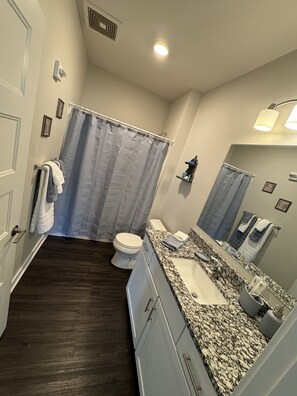 Hair dryer, towels, soap, shampoo - Coastal Escape of Omaha (Omaha)