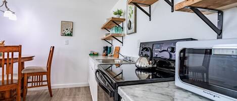 Kühlschrank, Mikrowelle, Ofen, Herdplatte