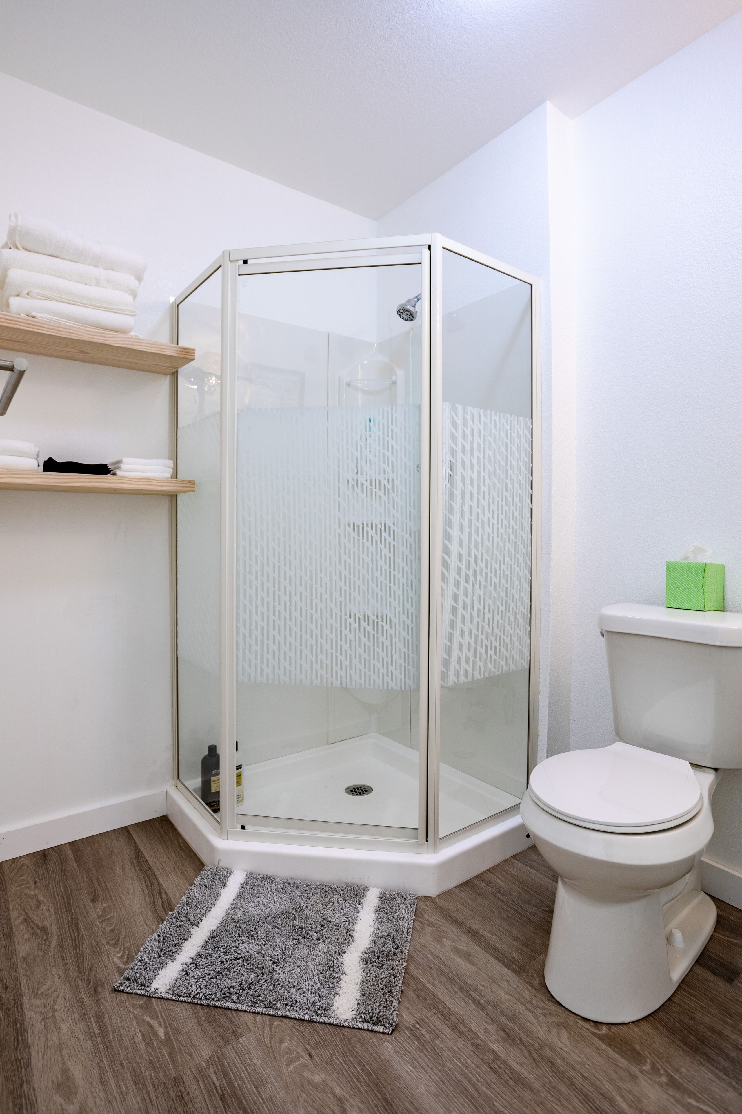 Ducha, secador de pelo, toallas y jabón