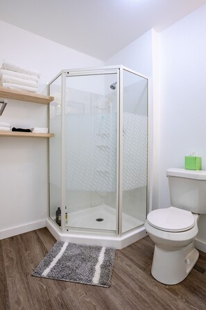 Shower, hair dryer, towels, soap - Texas Trio #2 - Waco, Magnolia, Baylor (Crawford)