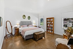 4 bedrooms, iron/ironing board, free WiFi, bed sheets