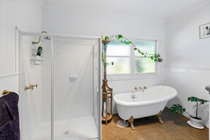 Secadora de cabello, bidet, toallas, jabón 