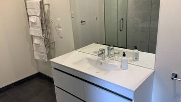 Asciugacapelli, asciugamani, sapone, shampoo