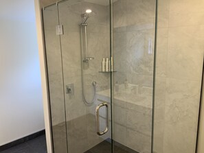 Haartrockner, Handtücher, Seife, Shampoo