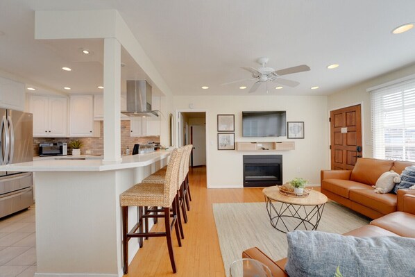 Smart TV, chimenea y libros 