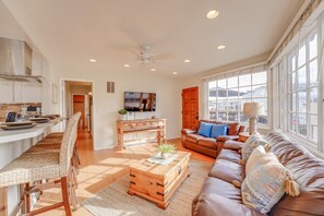 Smart TV, chimenea y libros 