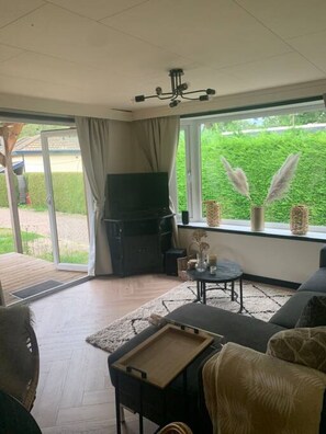 TV, libri, impianto stereo