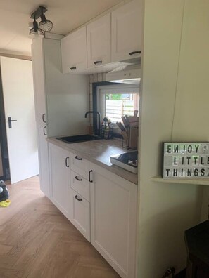 Fridge, oven, stovetop, coffee/tea maker