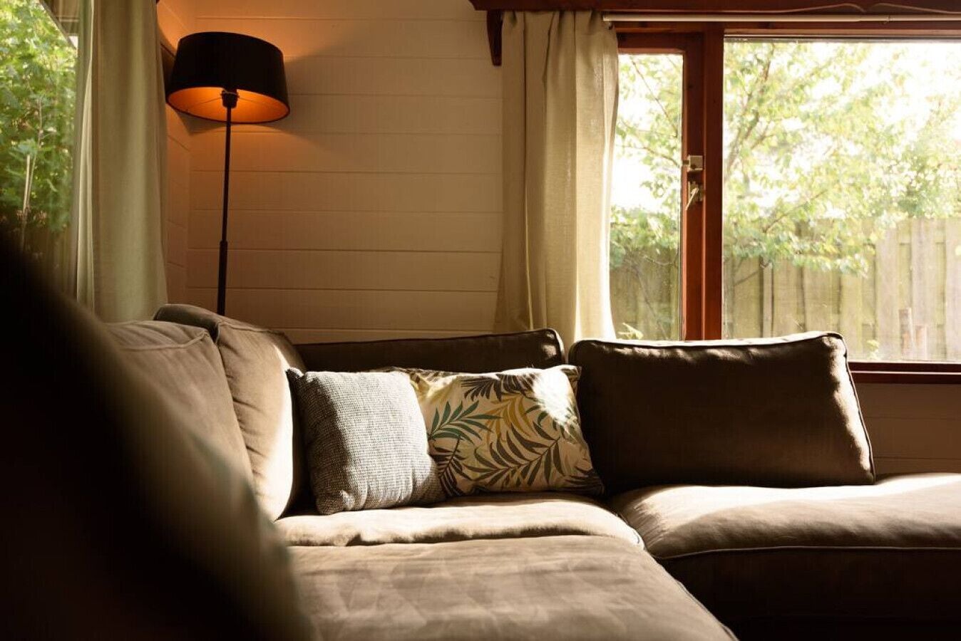 Een televisie en een open haard