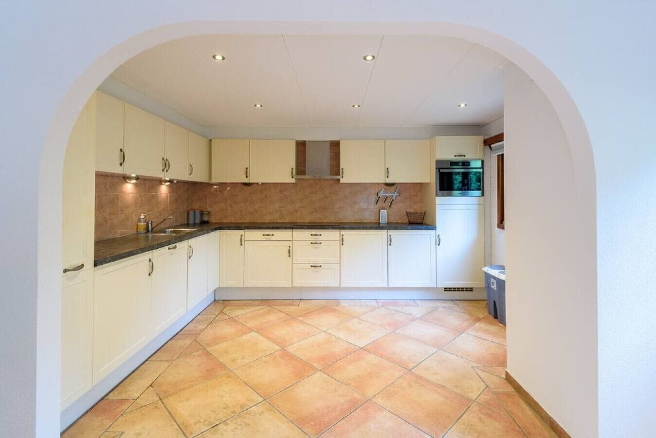 Een oven, een koffiezetapparaat/waterkoker