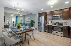 Een koelkast, een microgolfoven, een oven, een kookplaat