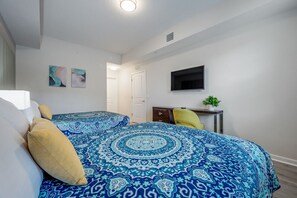 2 Schlafzimmer, Schreibtisch, Bügeleisen/Bügelbrett, Reisekinderbett