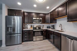 Een koelkast, een microgolfoven, een oven, een kookplaat