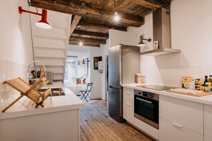 Fridge, microwave, oven, coffee/tea maker