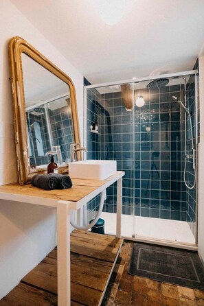 Dusche, Haartrockner, Handtücher