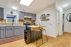 Chaise haute, batterie de cuisine, vaisselle et ustensiles
