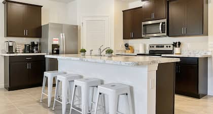 Blue Breeze - Tropical Garden - Fast WiFi - 5 TVs - King Bed