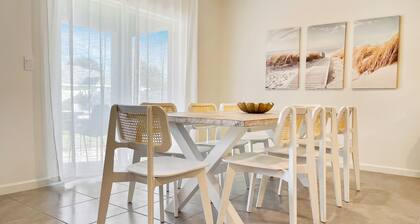 Blue Breeze - Tropical Garden - Fast WiFi - 5 TVs - King Bed