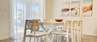 Blue Breeze - Tropical Garden - Fast WiFi - 5 TVs - King Bed