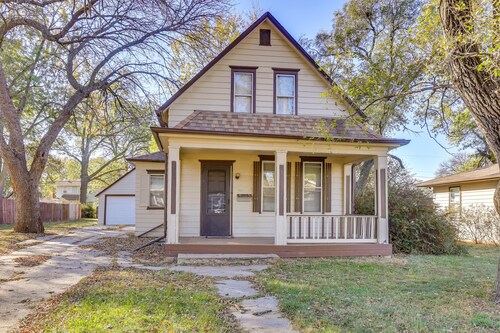 3 Mi to Golf - Beatrice Vacation Home!