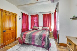 3 bedrooms, iron/ironing board, Internet, bed sheets - 3 Mi to Golf - Beatrice Vacation Home! (Beatrice)