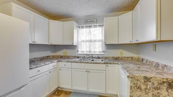 Cookware/dishes/utensils