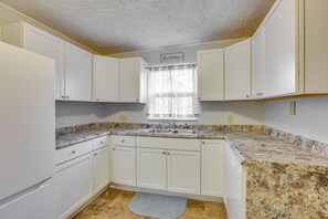 Cookware/dishes/utensils - 3 Mi to Golf - Beatrice Vacation Home! (Beatrice)