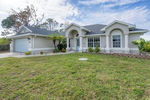 Exterior - Sea La Vie "Boujee" Upscale Style 4 BDR Pool House Near Gulf Beaches and Golfing (Port Charlotte)