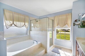 Secadora de cabello, toallas, jabón, papel de baño
