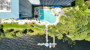 Vista aèria d'un hotel amb piscina, un moll i una zona de pàrquing.
