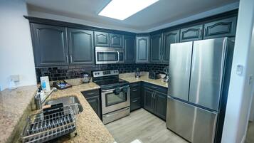 Réfrigérateur, micro-ondes, four, plaque de cuisson