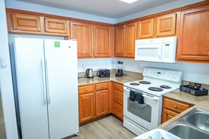 ثلاجة، ميكروويف، فرن، موقد طهي مسطح