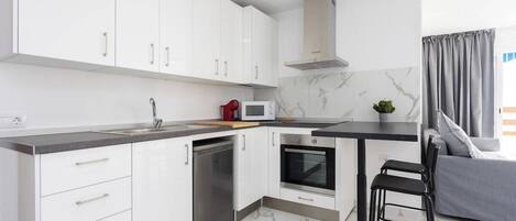 Mikrovågsugn, ugn, spishäll och kaffe- och tebryggare