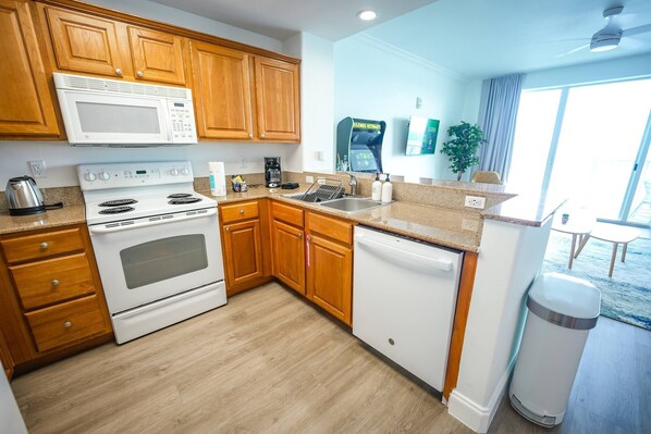 Refrigerador, microondas, horno, placa de cocina