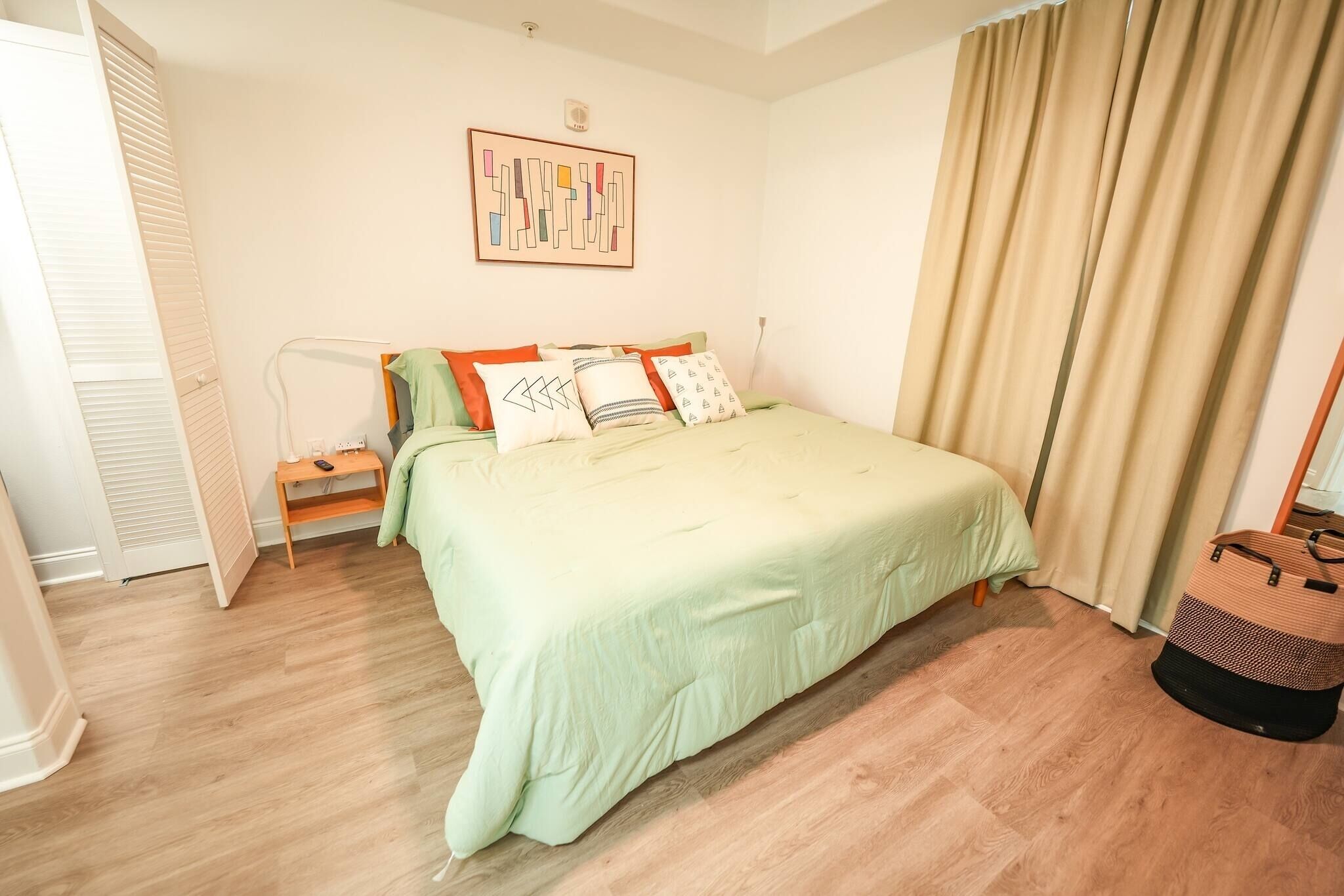 2 bedrooms, travel crib, free WiFi