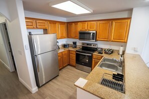 Kühlschrank, Mikrowelle, Ofen, Geschirrspüler