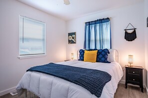 2 bedrooms, iron/ironing board, travel crib, WiFi - Texas Trio #3 - Waco, Magnolia, Baylor (Crawford)