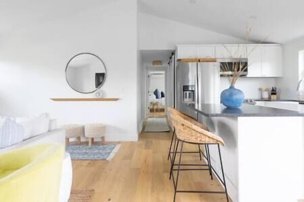 Interior - Hint of Lime || 3BD/1BA (Narragansett)