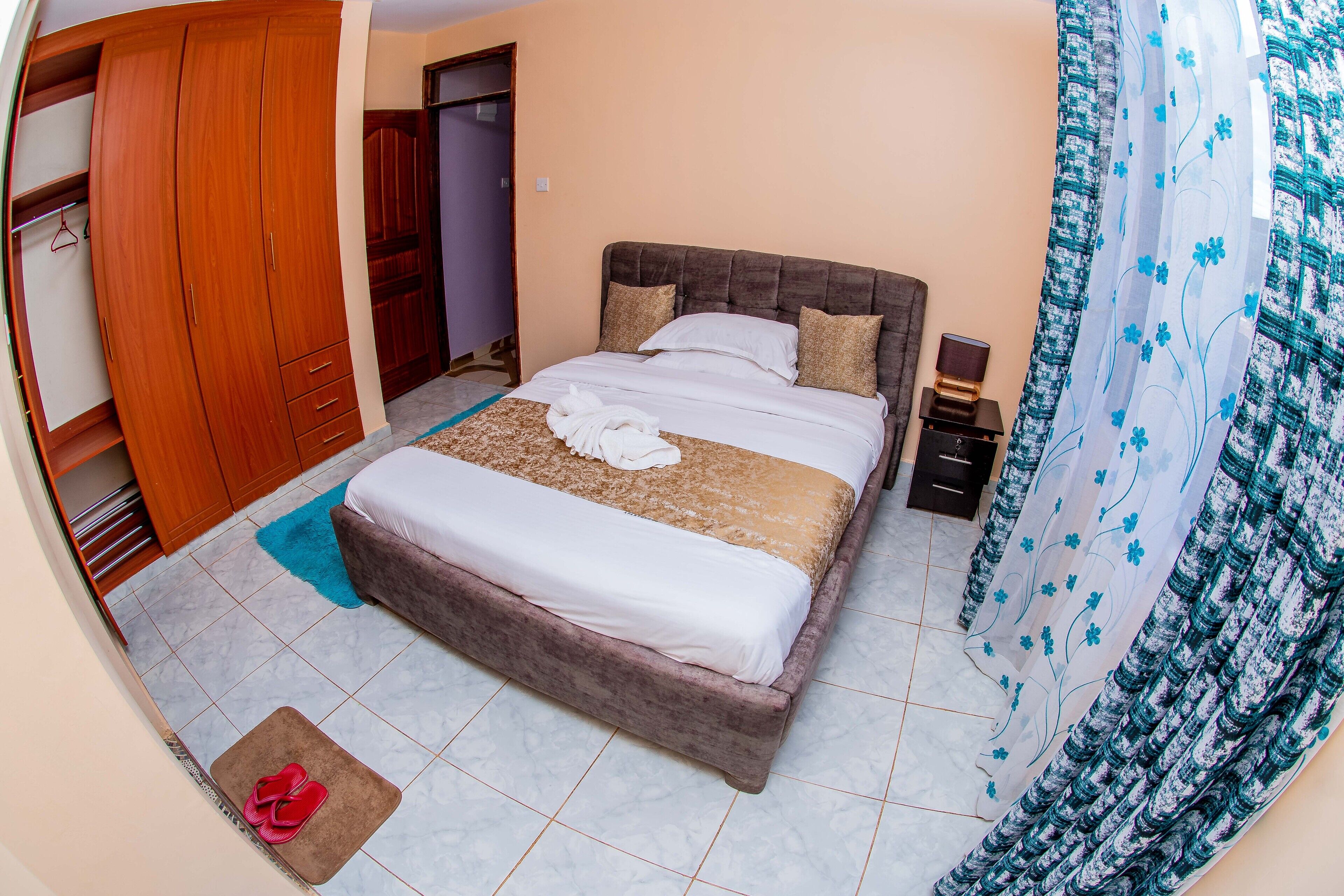 1 habitación, escritorio, tabla de planchar con plancha y cuna de viaje 