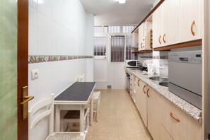Køleskab, mikrobølgeovn, ovn, kogeplade