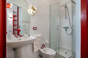 Douche, sĂšche-cheveux, serviettes fournies